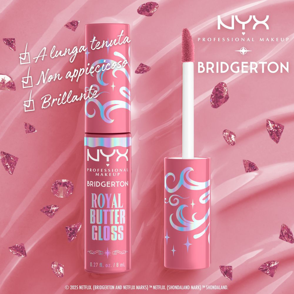 Primo piano di un tubetto di NYX PMU Bridgerton Royal Butter Gloss. Il testo ne esalta i benefici: 'a lunga tenuta' 'non appiccicoso' 'brillante'. Tonalita 01 Angel Food Cake. 