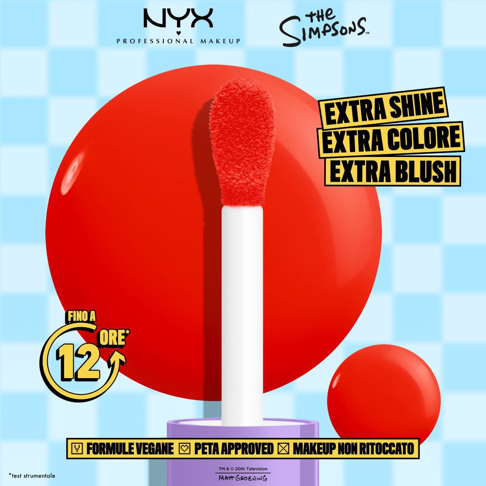 Packshot del blush NYX Professional Makeup The Simpsons Fat Blush con swatch rosso e testo sui benefici del prodotto su sfondo a scacchi blu, tonalita 01 Snarky Scarlet.