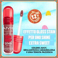 Primo piano del NYX Professional Makeup Gum Drop Lip I.V. con il claim: “get lips stained in sugary shine – tenuta 24 ore.” Circondato da dettagli a tema caramella nella tonalita 01 Hydra Honey.